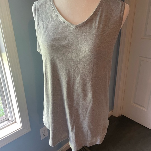 Set of 2 Isaac Mizrahi Sleeveless Women's Tops. Grey and black. - Picture 2 of 7